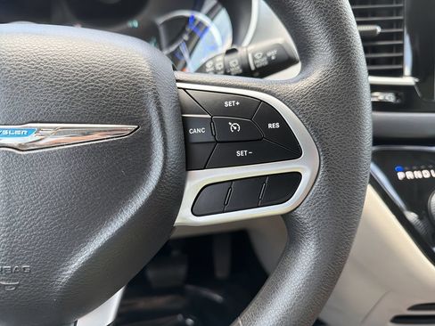 Used 2017 Chrysler Pacifica Touring Plus FWD image 27