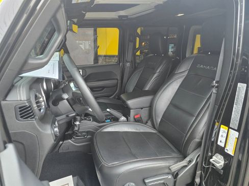 Used 2018 Jeep Wrangler Unlimited Sahara AWD/4WD image 14