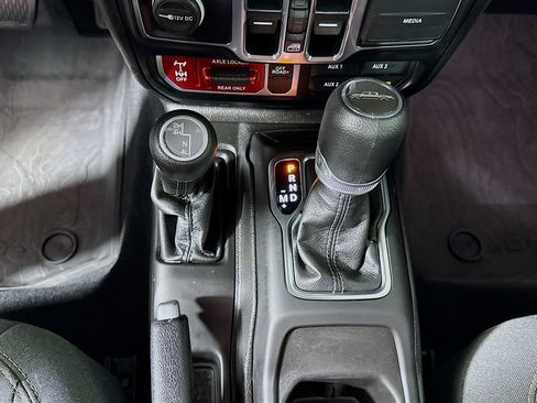 Used 2024 Jeep Gladiator Sport AWD/4WD image 17