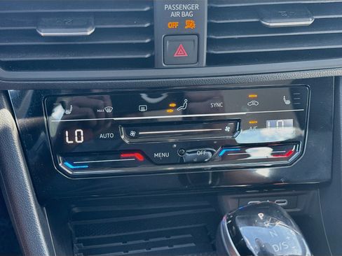 Used 2025 Volkswagen Jetta SE FWD image 23