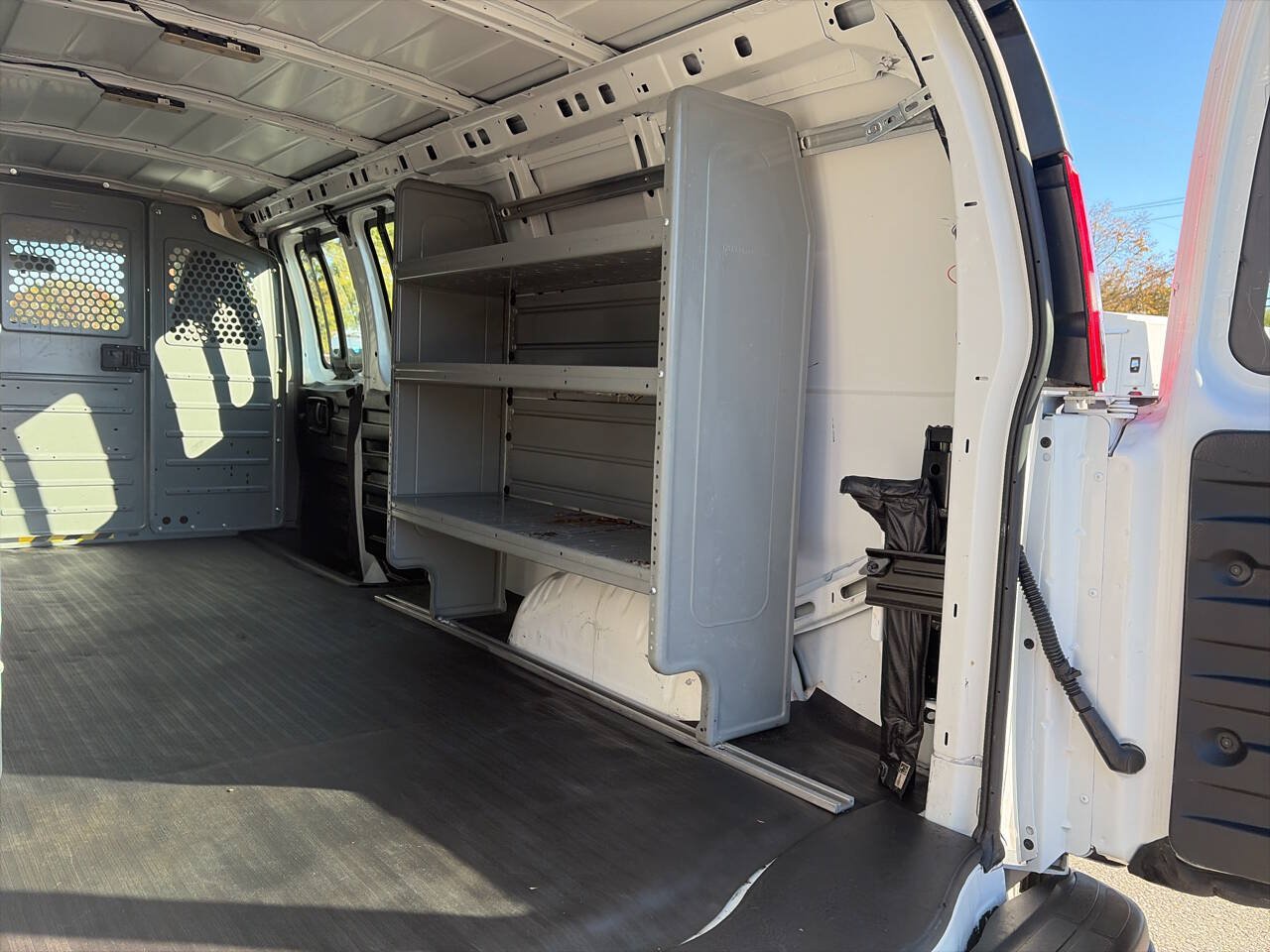 Used 2022 Chevrolet Express 3500 Extended w/ Driver Convenience Package RWD image 25