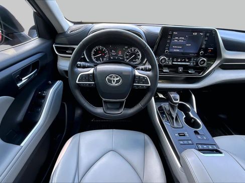 Used 2022 Toyota Highlander XLE AWD/4WD image 6