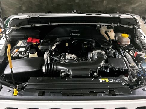 Used 2019 Jeep Wrangler Unlimited Sahara w/ Cold Weather Group image 9