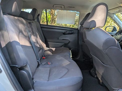 Used 2020 Toyota Highlander L image 19