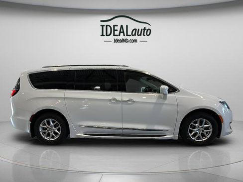 Used 2020 Chrysler Pacifica Touring-L w/ Advanced Safetytec Group FWD image 12