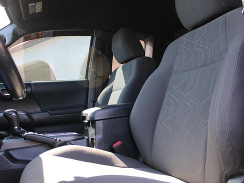 Used 2018 Toyota Tacoma TRD Off-Road w/ Technology Package AWD/4WD image 9