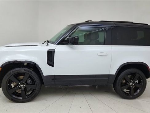 Used 2025 Land Rover Defender 90 X-Dynamic SE image 3