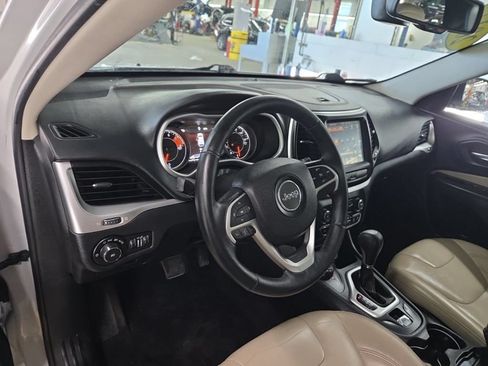 Used 2017 Jeep Cherokee Limited AWD/4WD image 7