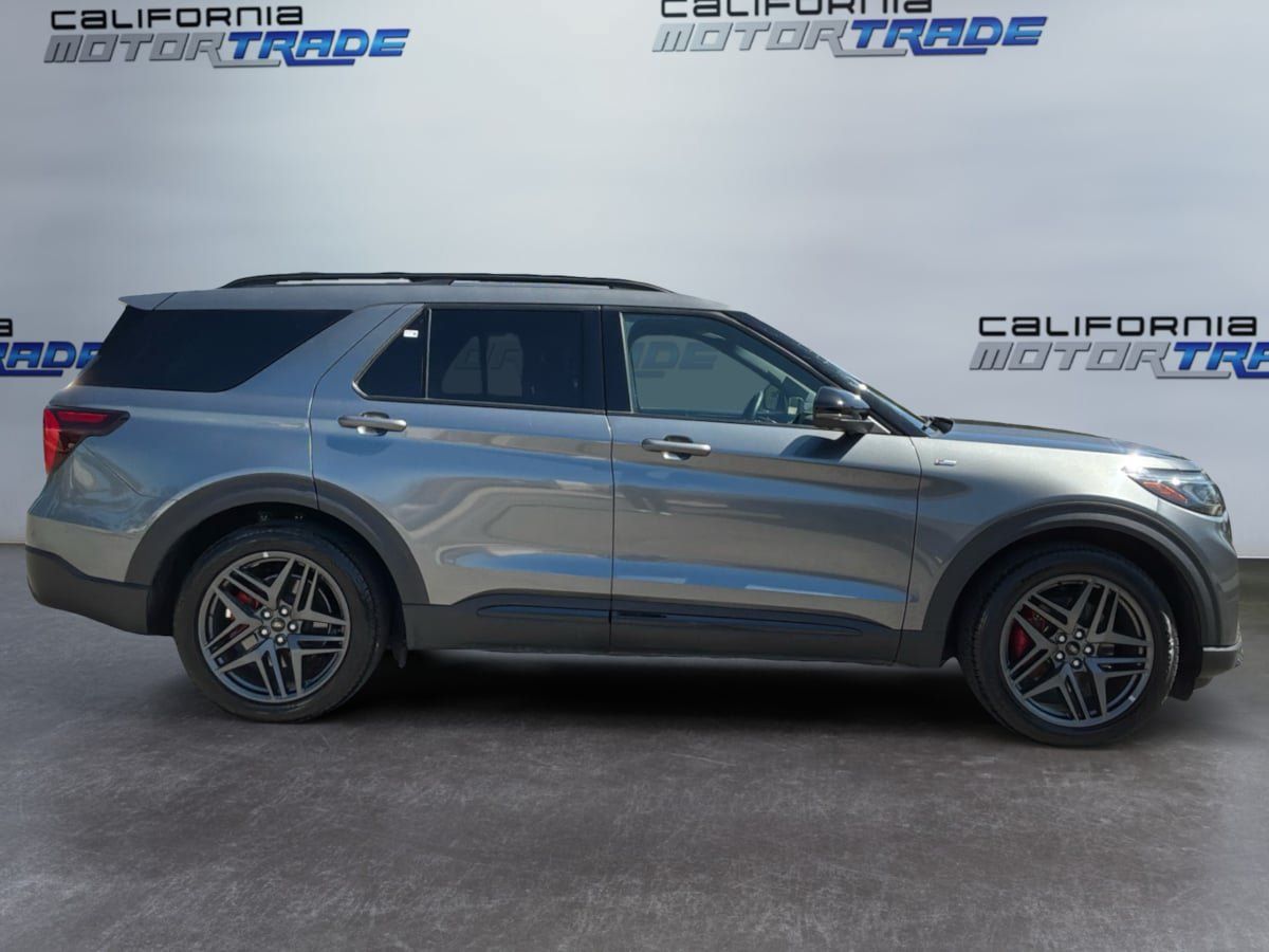 Used 2025 Ford Explorer ST-Line w/ Premium Package RWD image 4