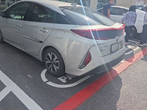 Used 2018 Toyota Prius Prime Advanced FWD image 4