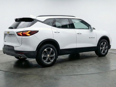 Used 2025 Chevrolet Blazer LT FWD image 9