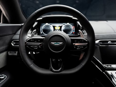 Used 2025 Aston Martin V8 Vantage Coupe RWD image 42