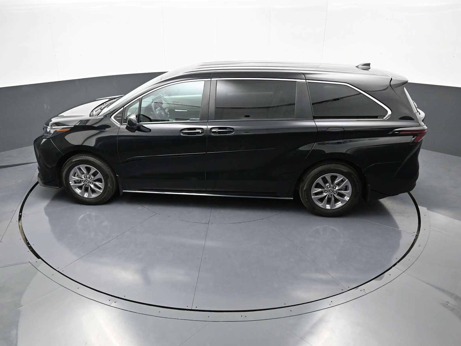 Used 2024 Toyota Sienna LE w/ Protection Package (TMS) AWD/4WD image 37