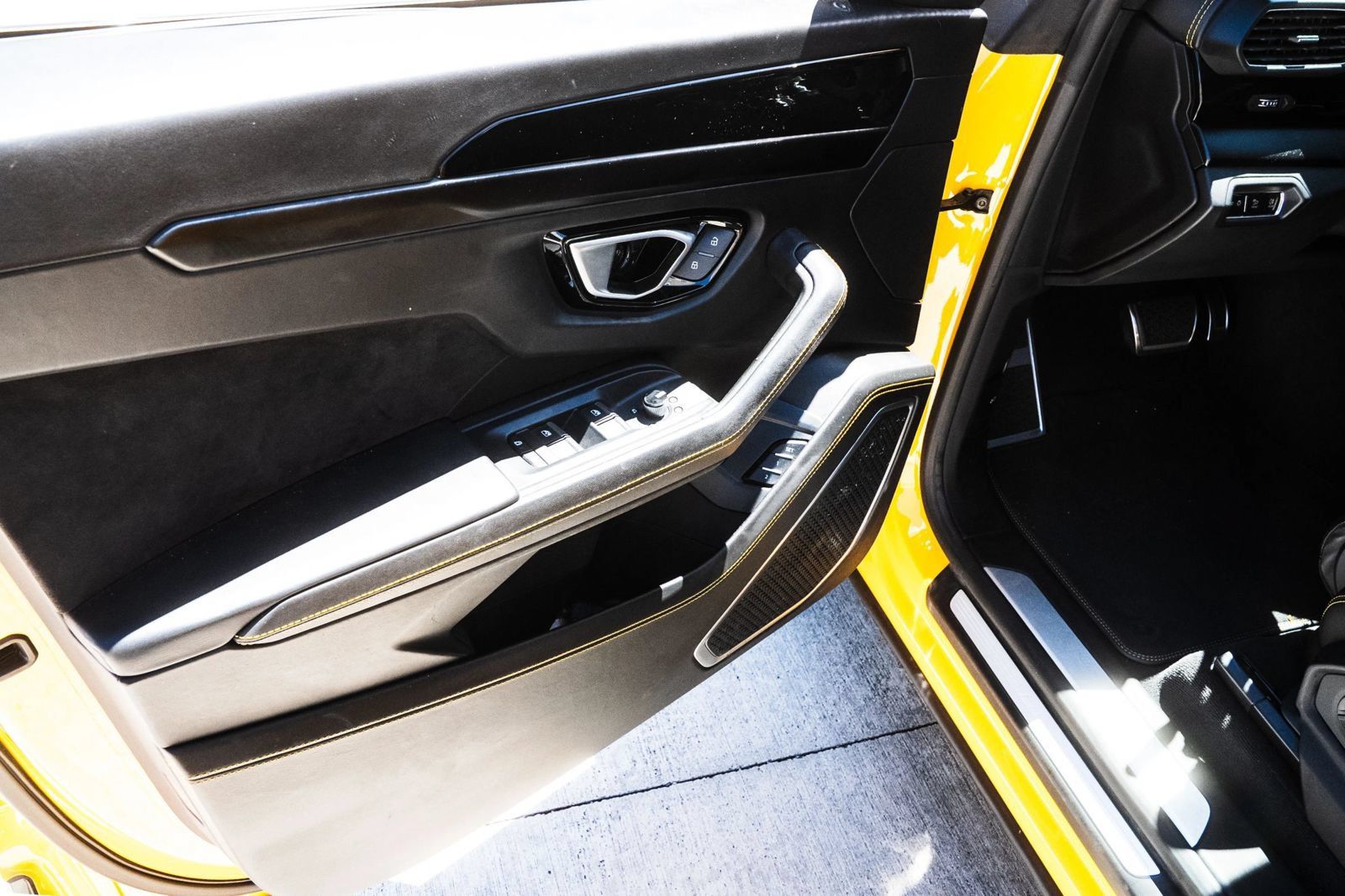 Used 2021 Lamborghini Urus AWD/4WD image 25