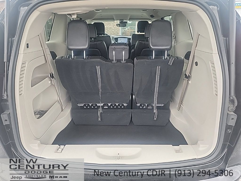 Used 2023 Chrysler Pacifica Touring-L FWD image 25