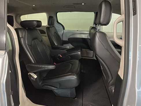 Used 2024 Chrysler Pacifica Touring-L FWD image 29