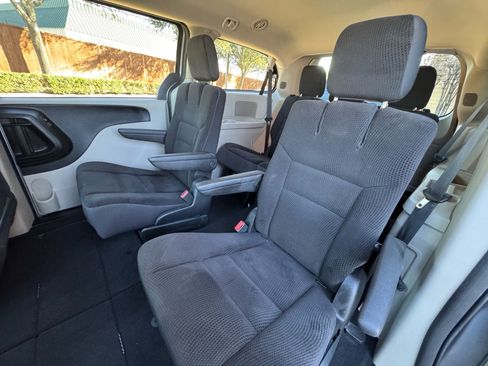 Used 2018 Dodge Grand Caravan SE w/ UConnect Hands-Free Group image 29