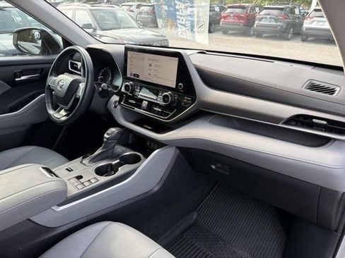 Used 2023 Toyota Highlander FWD image 18
