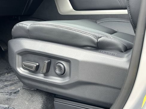 Used 2025 Toyota Tundra Limited AWD/4WD image 18
