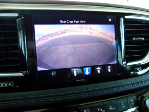 Used 2018 Chrysler Pacifica Limited w/ Tire & Wheel Group image 10