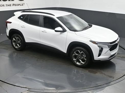 Used 2025 Chevrolet Trax LT w/ LT Convenience Package image 16