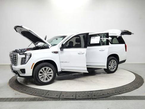 Used 2025 GMC Yukon XL Denali AWD/4WD image 11