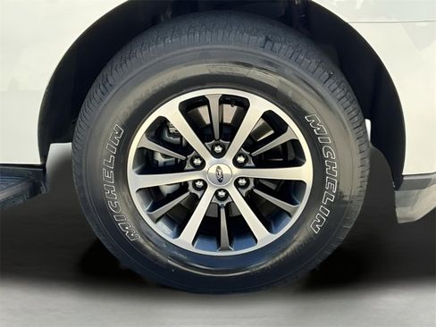 Used 2020 Ford Expedition XLT image 16