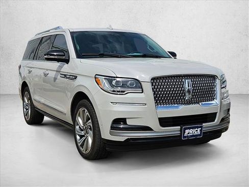 Used 2023 Lincoln Navigator 4WD image 3