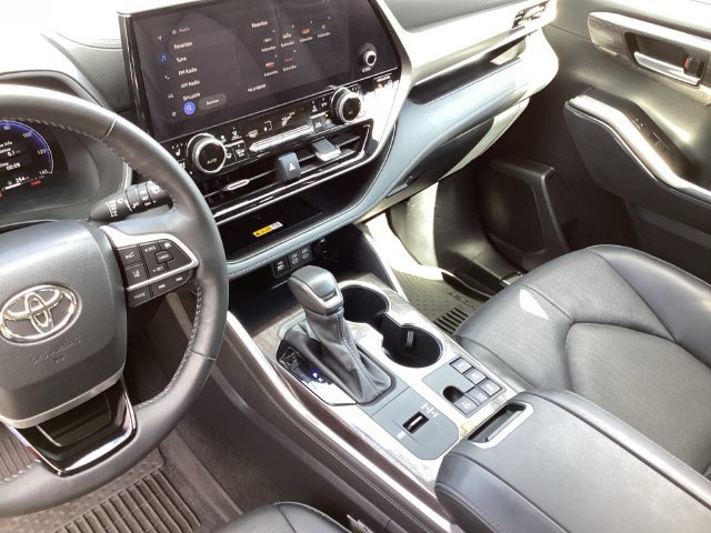 Used 2024 Toyota Highlander Limited AWD/4WD image 27