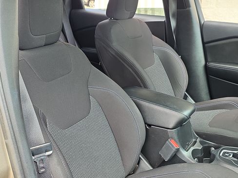 Used 2019 Jeep Cherokee Latitude w/ Popular Appearance Group AWD/4WD image 29