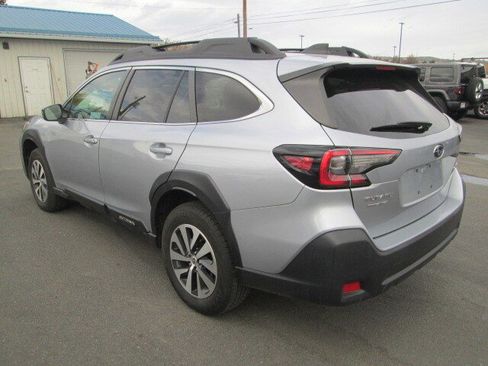 Used 2023 Subaru Outback Premium image 3