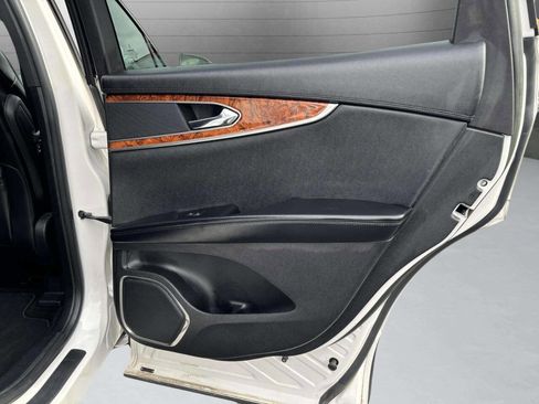 Used 2016 Lincoln MKX Reserve w/ Driver Assistance Package image 18