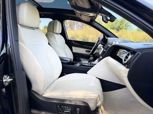 Used 2017 Bentley Bentayga AWD/4WD image 23