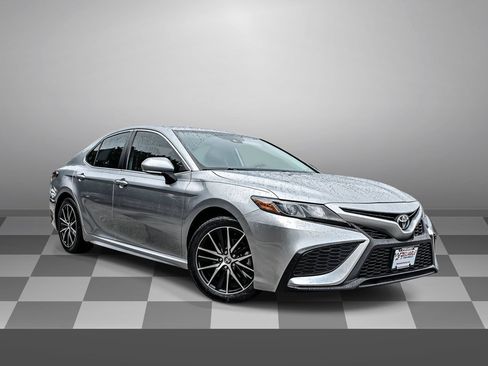 Used 2023 Toyota Camry SE FWD image 1