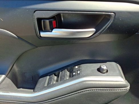 Used 2024 Toyota Highlander XLE AWD/4WD image 13
