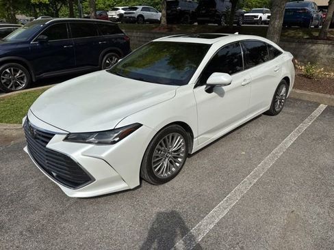 Used 2019 Toyota Avalon Limited FWD image 2