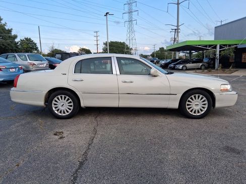 Used 2005 Lincoln Town Car Signature Limited RWD image 4