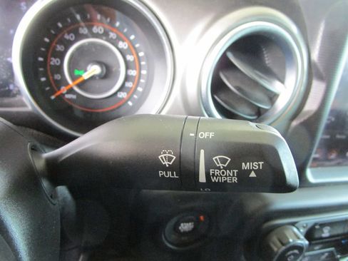 Used 2021 Jeep Gladiator Overland w/ Dual Top Group AWD/4WD image 39