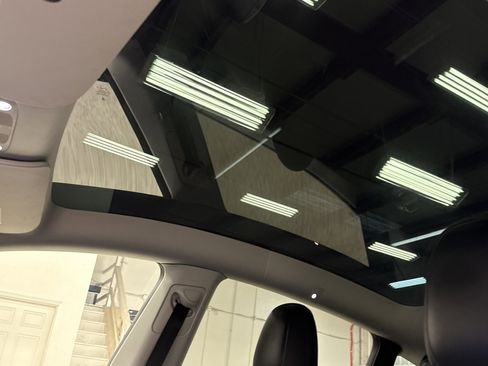 Used 2023 Tesla Model Y Performance image 11