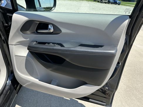Used 2023 Chrysler Pacifica Touring-L FWD image 37