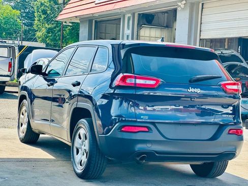 Used 2016 Jeep Cherokee Sport FWD image 8