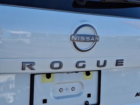 Certified 2025 Nissan Rogue SV image 29