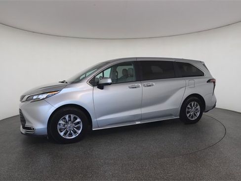 Used 2023 Toyota Sienna XLE image 5