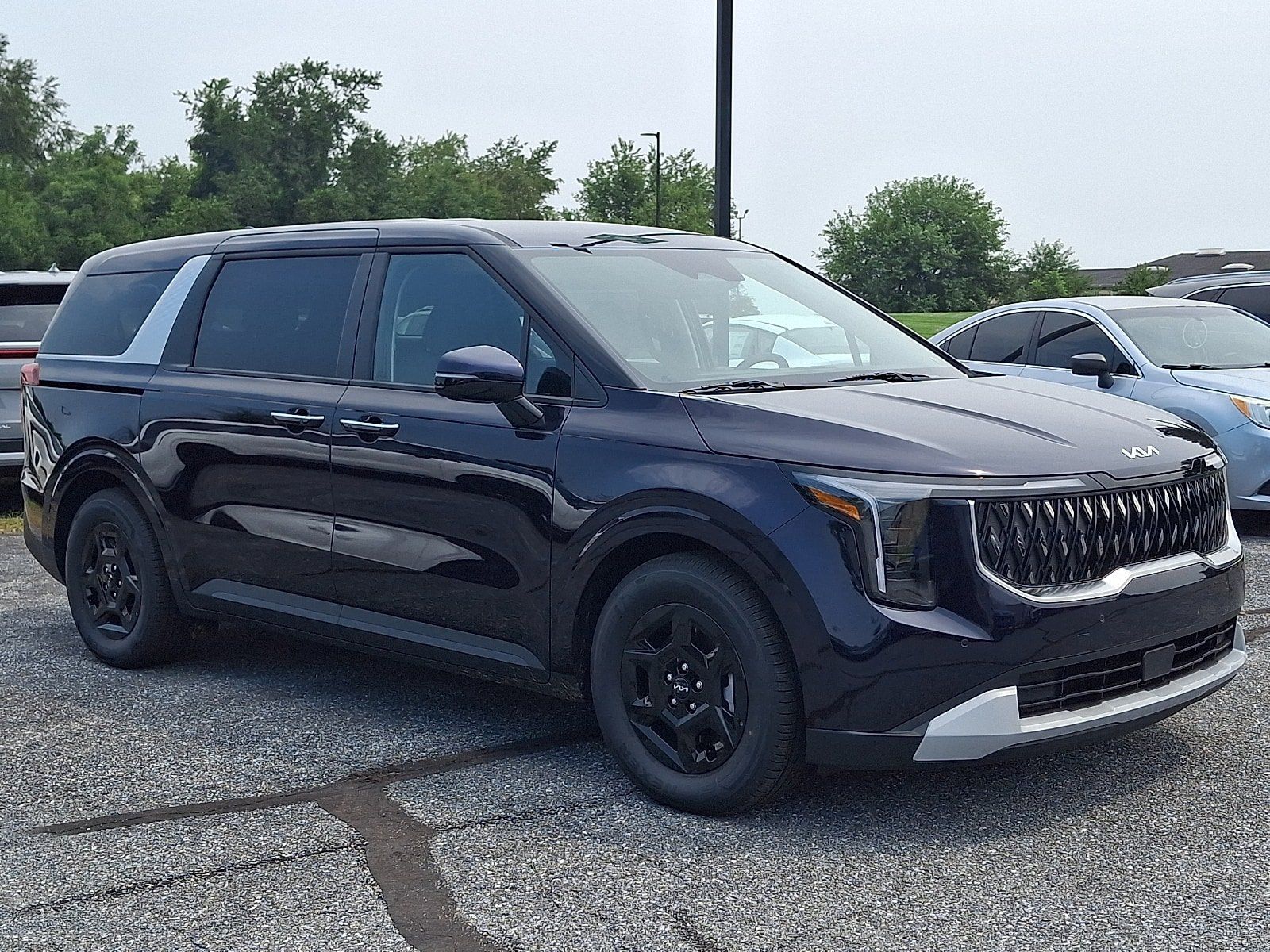 New 2027 Kia Carnival LX FWD image 2