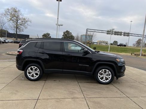 Used 2024 Jeep Compass Latitude image 12