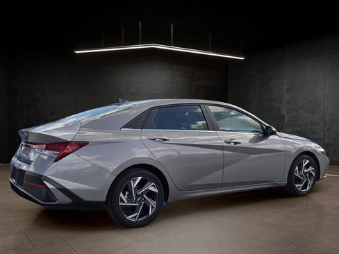 Used 2025 Hyundai Elantra SEL FWD image 7