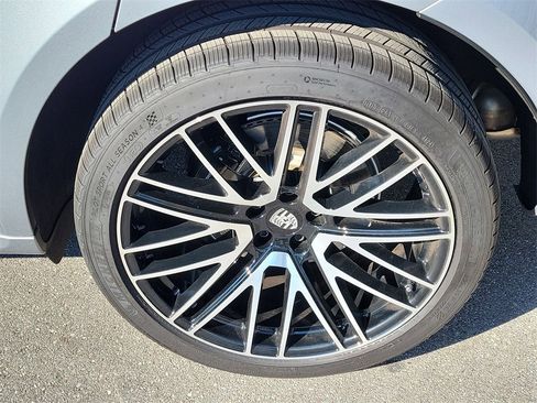 Certified 2025 Porsche Macan Turbo image 11
