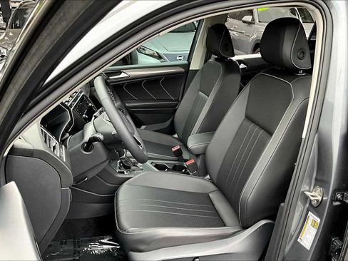 Used 2024 Volkswagen Tiguan SE image 9