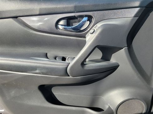 Used 2019 Nissan Rogue SV image 15