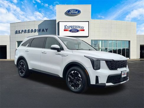 Used 2024 Kia Sorento S image 4